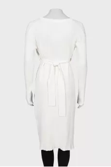 White sweater elongated at the back