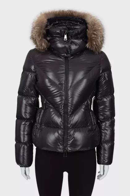 Fitted down jacket with fur