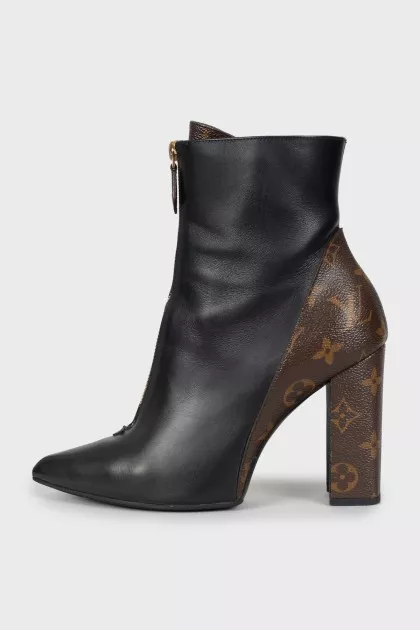 Leather ankle boots with signature print