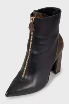 Leather ankle boots with signature print