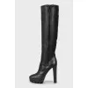 Leather boots decorated with zipper