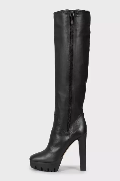 Leather boots decorated with zipper