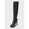 Leather boots decorated with zipper