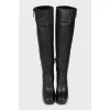 Leather boots decorated with zipper