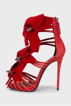 Suede sandals decorated with flowers