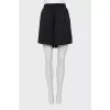 Black shorts with elastic