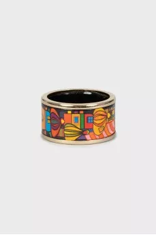 Gold ring with a pattern