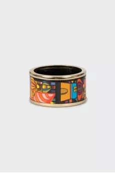Gold ring with a pattern