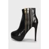 Leather ankle boots decorated with zippers