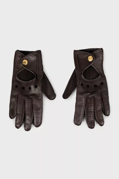 Leather gloves with seams facing out