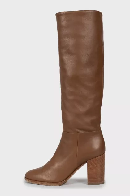 Insulated boots with wooden heels