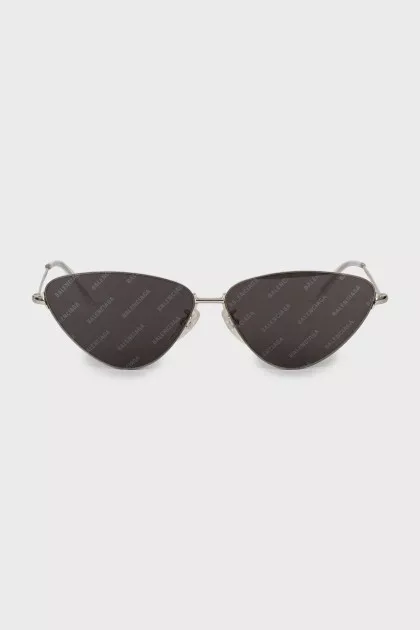 Sunglasses with signature print on the lenses