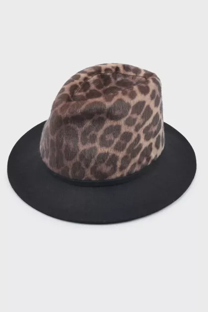 Wool hat with leopard print