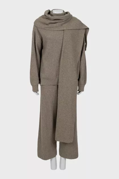 Knitted suit with scarf