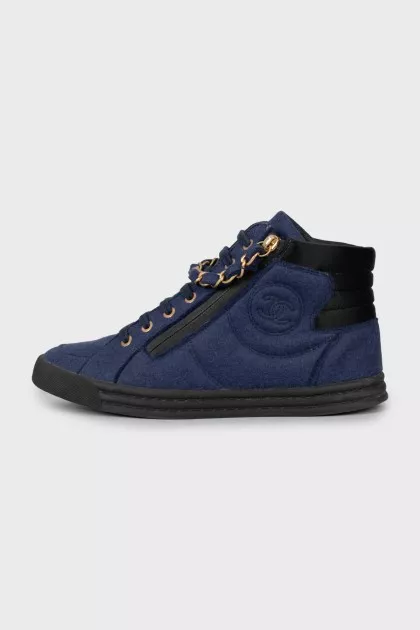 Textile sneakers decorated with chain