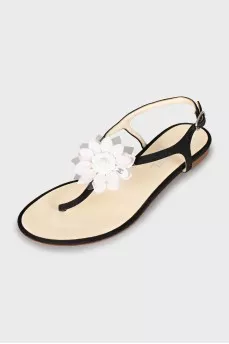 Leather sandals decorated with flowers