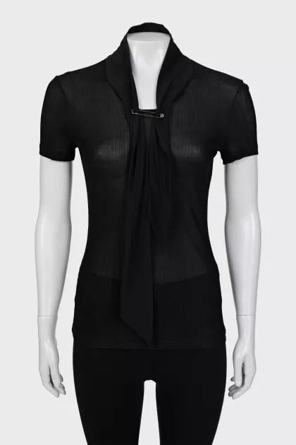 Translucent T-shirt with brooch