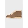Insulated brown suede boots