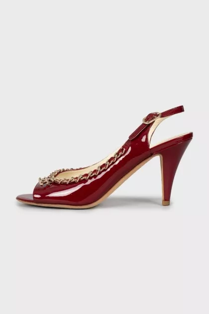 Patent leather sandals decorated with chain