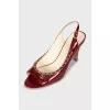 Patent leather sandals decorated with chain