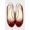 Patent leather sandals decorated with chain