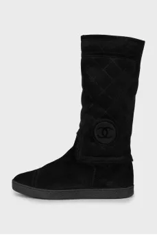 Insulated black suede boots