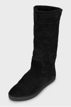 Insulated black suede boots