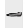 Ballet flats with signature logo on the toe