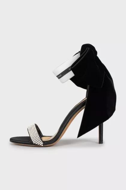 Black sandals decorated with a bow