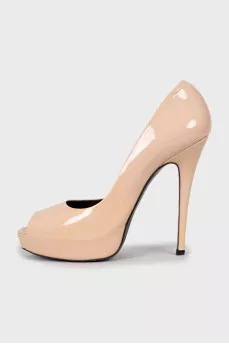 Open toe patent leather shoes