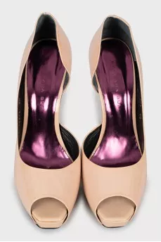 Open toe patent leather shoes