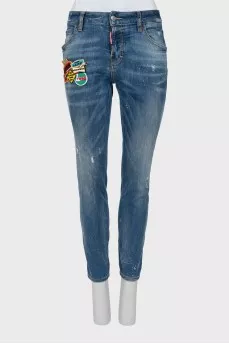Distressed jeans with patches