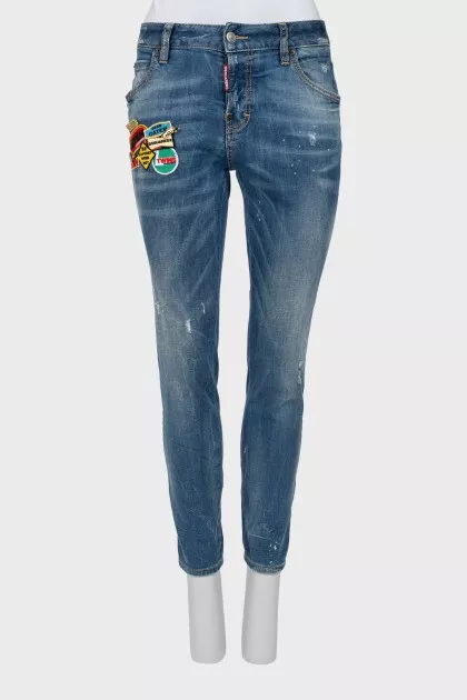 Distressed jeans with patches