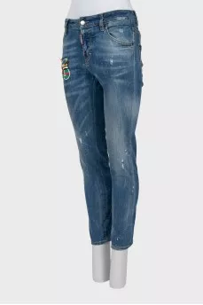 Distressed jeans with patches