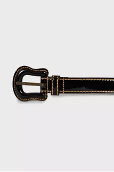 Lacquered belt with contrasting stitching