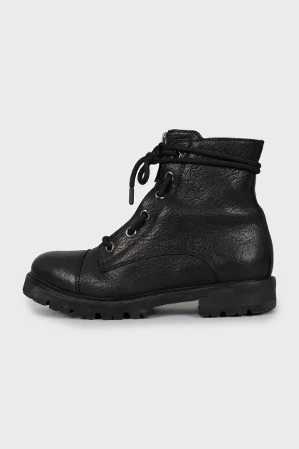 Leather boots with laces and zipper