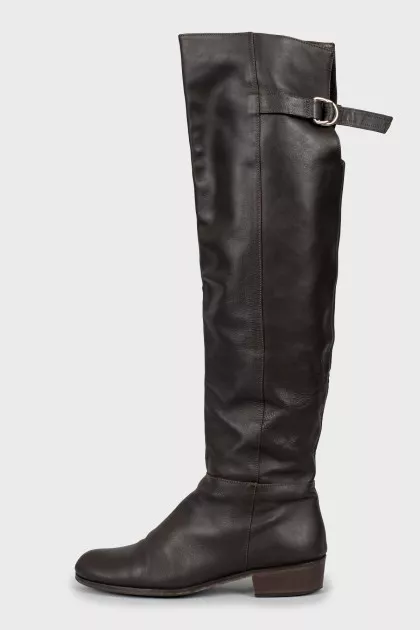 Leather boots decorated with buckle