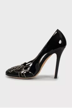 Patent leather shoes with decor