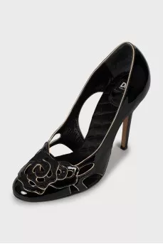 Patent leather shoes with decor