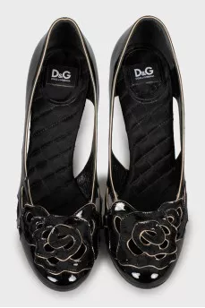 Patent leather shoes with decor