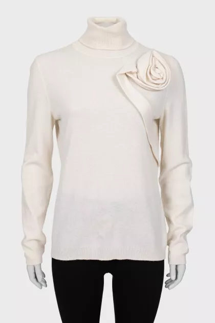 Knitted golf shirt decorated with a flower