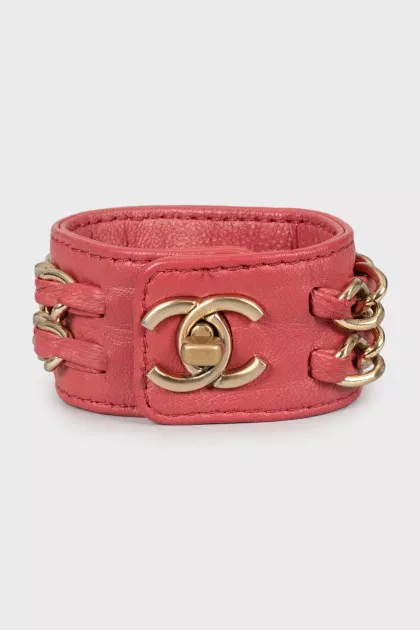 Leather bracelet decorated with chain