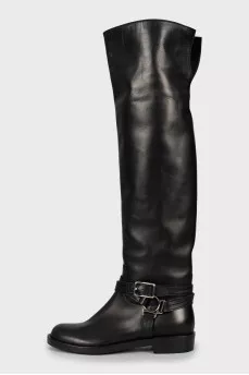 Leather boots decorated with buckle