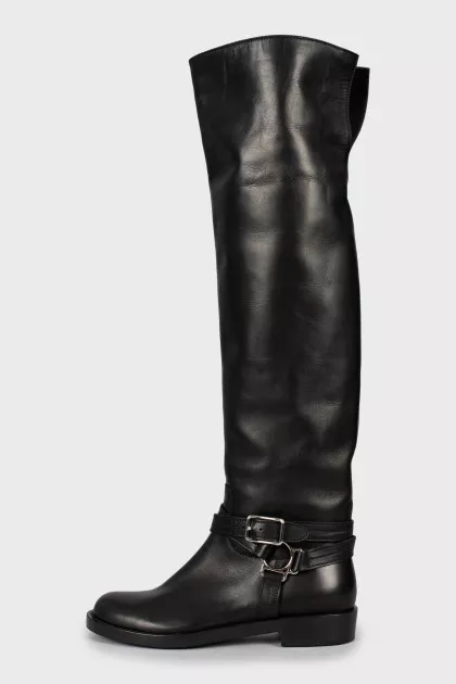 Leather boots decorated with buckle
