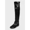 Leather boots decorated with buckle