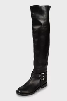 Leather boots decorated with buckle