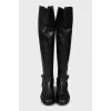 Leather boots decorated with buckle