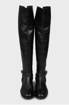 Leather boots decorated with buckle