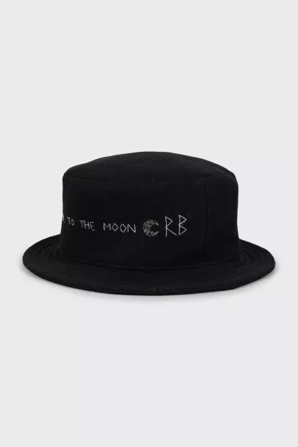 Wool hat with embroidery