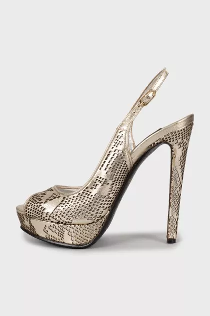 Leather sandals with perforations